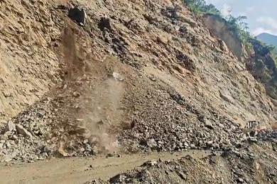 भाँडी खोला क्षेत्रस्थित मेची राजमार्ग अवरुद्ध